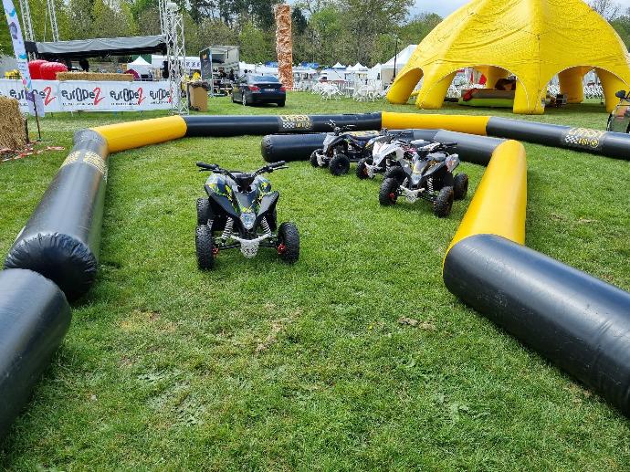quad electrique enfant dans circuit